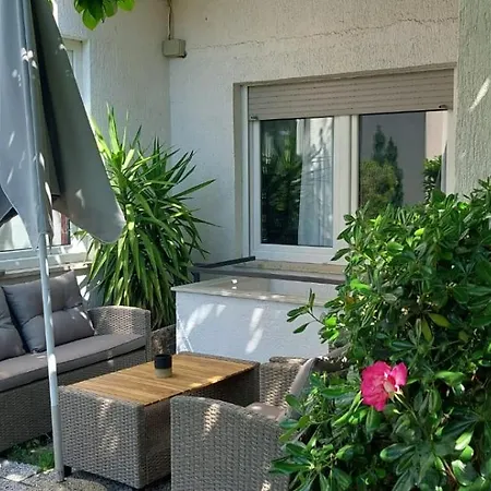 Aparment Karlo 100 M From The Beach