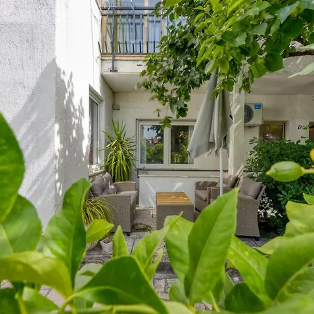 Aparment Karlo 100 M From The Beach *