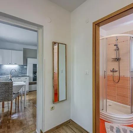 Aparment Karlo 100 M From The Beach