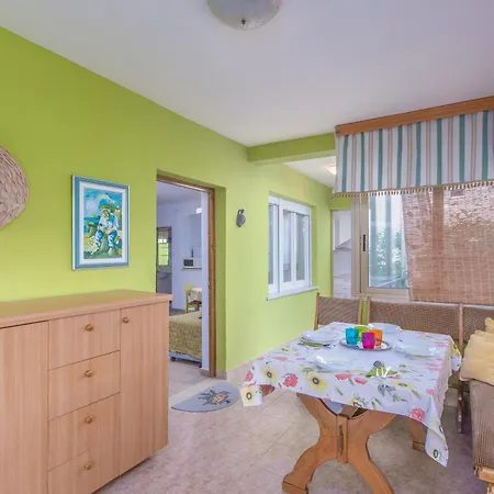 Aparment Karlo 100 M From The Beach