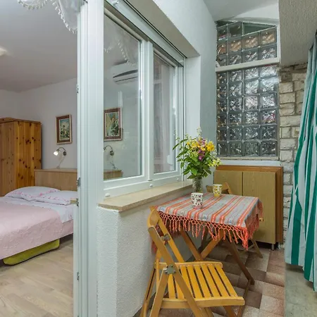Aparment Karlo 100 M From The Beach Poreč