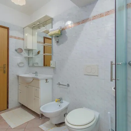 Aparment Karlo 100 M From The Beach Daire *
